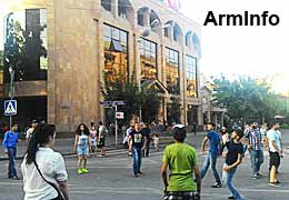 Deputy chief of Yerevan Police urges protesters to lift barricades and go home