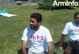 Activists, holding picket in front of Yerevan mayor