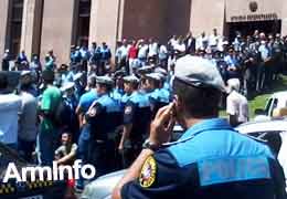 Полиция подвергла приводу нескольких участников акции протеста у Крытого рынка в Ереване