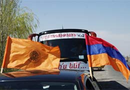Police prevent Heritage Party representatives from entering territory of seized Patrol-Guard Service Regiment building