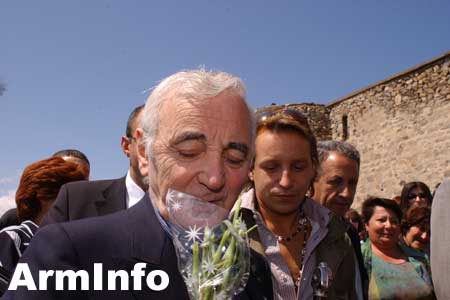 Легендарный Шарль Азнавур отмечает свое 93-летие