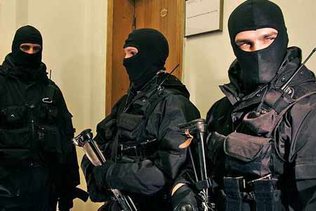 The SIS initiated a criminal investigation into the theft of large amounts of money by police officers