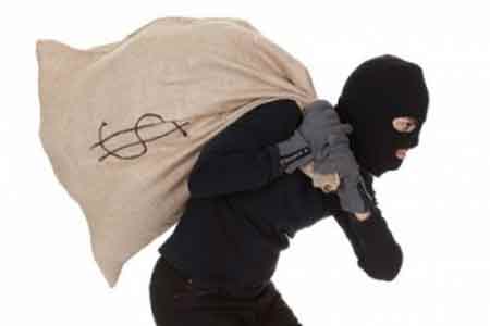 Armenian police officers succeeded in neutralizing Iranian who burst  into the bank with a knife and electroshock weapon