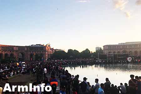 Pashinyan announced on May 8 non-working day and called on Armenian  citizens to gather in Republic Square at 11:00 