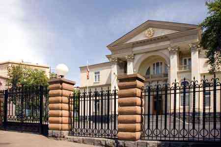 Նաիրիտի նախկին նախկին աշխատակիցները հավաքվել են վարչապետ Նիկոլ Փաշինյանի նստավայրի մոտ