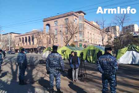 Ցուցարարները շարունակում են ԱԺ շենքի մուտքերի արգելափակումը