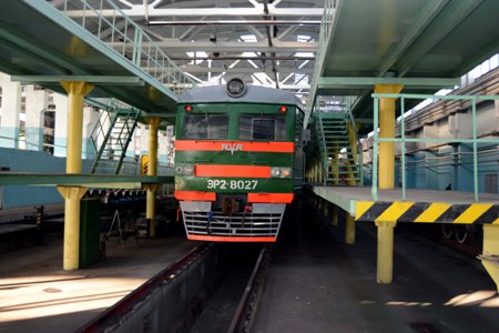 Водитель грузовика скрылся с места ДТП после столкновения с поездом