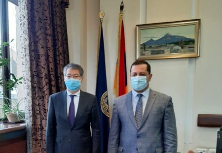 Посол Казахстана встретился с и.о. ректора Ереванского государственного университета
