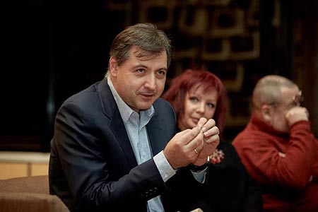 Карен Нерсисян: «Человек, чей театр начинается с гадероба, по-другому воспринимает спектакль»