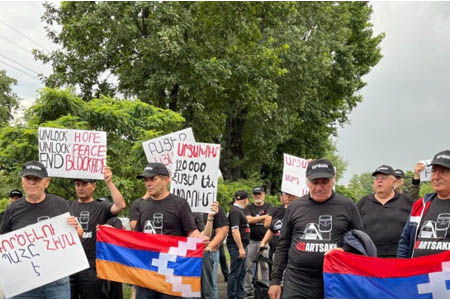 Երևանում մեկնարկել են ակցիաներ ի աջակցություն Արցախի՝ ԵԱՀԿ Մինսկի խմբի համանախագահ երկրների դեսպանատների եւ ԵՄ ներկայացուցչության դիմաց