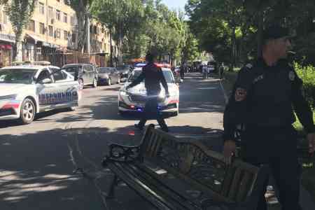 Участники движения "Тавуш во имя Родины" угощают полицейских холодным кофе