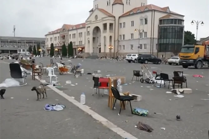 Azerbaijan demolishes Artsakh government building