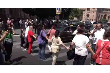 Вардашенцы провели акцию протеста у здания правительства, требуя решения проблемы аварийных общежитий