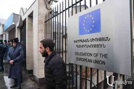 Группа граждан провела акцию перед представительством ЕС в Ереване требуя отреагировать на задержания оппозиционных блогеров