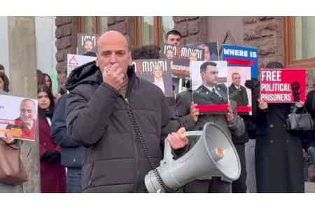 Сотрудники "Антифейк" провели акцию у офиса СЕ и ООН в Ереване, призвав отреагировать на аресты ведущих подкаста "Имнемними"