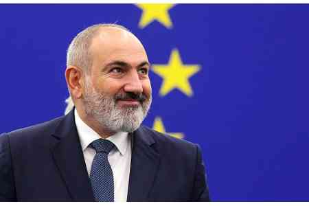 Премьер Армении продолжает получать поздравления