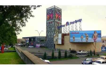 Tenants of retail outlets at Rossiya Mall shopping center hold protest