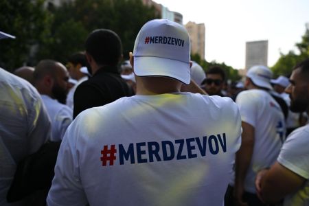 С раннего утра по всему Еревану проходит флешмоб в поддержку Самвела Карапетяна