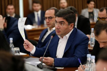 Оппозиционер: На небольшом отрезке дороги сразу у 9 машин пробило шины из-за безалаберности властей Еревана