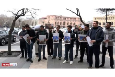Представители молодежного движения АРФД требуют от правительства не забывать, что Родина не предмет торга
