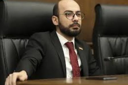 Проект новой Конституции Армении находится в стадии обсуждений, в том числе, и в правящей фракции <Гражданский договор" - депутаты от партии власти