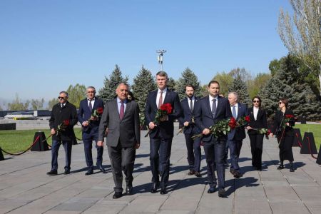 Российская делегация посетила "Цицернакаберд"