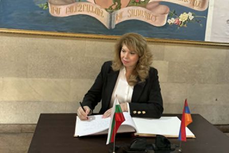 Президент Болгарии посетила ереванскую школу № 131 имени болгарского поэта Пейо Яворова