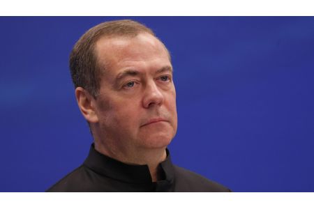 Медведев: тот, кто старается усидеть между стульями, рискует больно приземлиться  на свою задницу