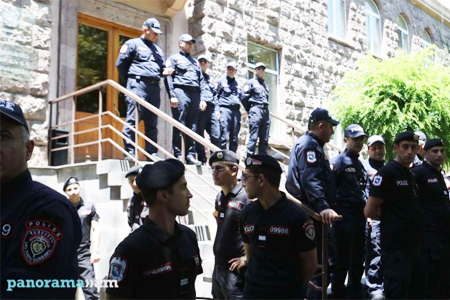 ԲՀԿ-ի աջակիցներն ակցիա են անցկացրել ԿԸՀ-ի դիմաց, պահանջելով կրկնակի քվեարկություն անցկացնել այն ընտրատեղամասերում, որտեղ արդյունքներն անվավեր են ճանաչվել
