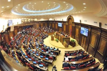 На должность руководителя правящей в Армении парламентской фракции уже выдвинуты кандидатуры двух депутатов НС РА