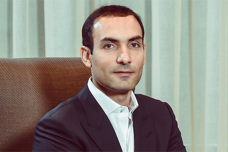 Հայաստանի հակակոռուպցիոն դատարանը բավարարել է դատախազության միջնորդությունը Ֆինանսների նախկին նախարարի որդու և եղբորորդու նկատմամբ. երկուսն էլ հեռակա կալանավորվել են